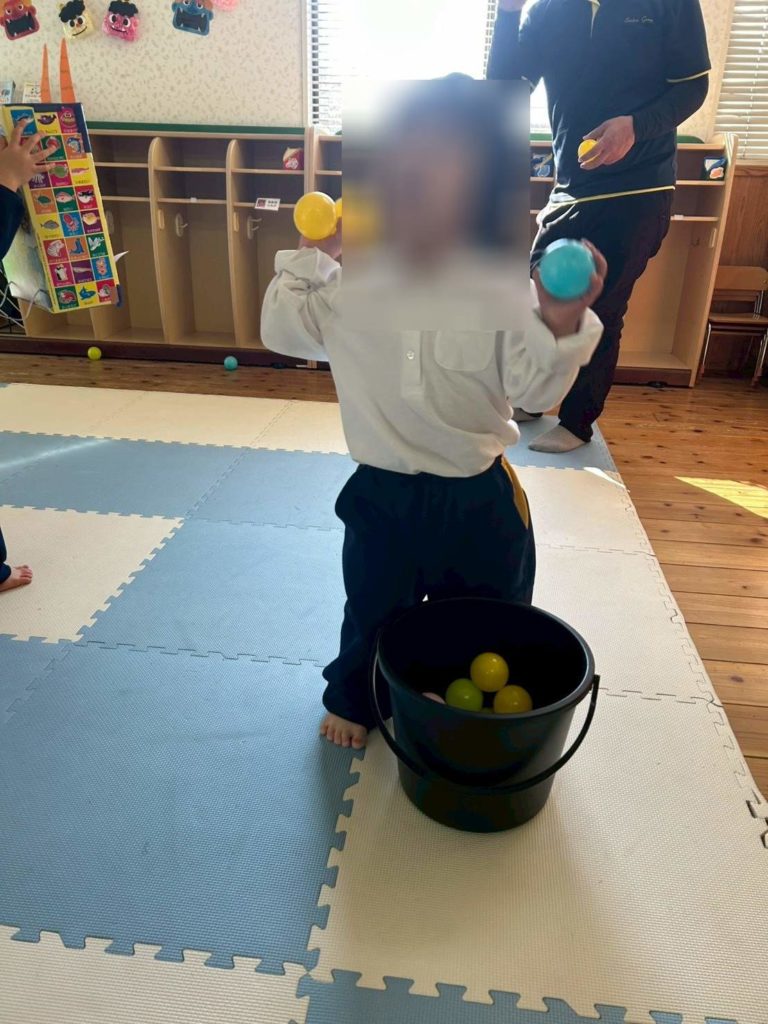 的に当たって喜ぶ子どもたち