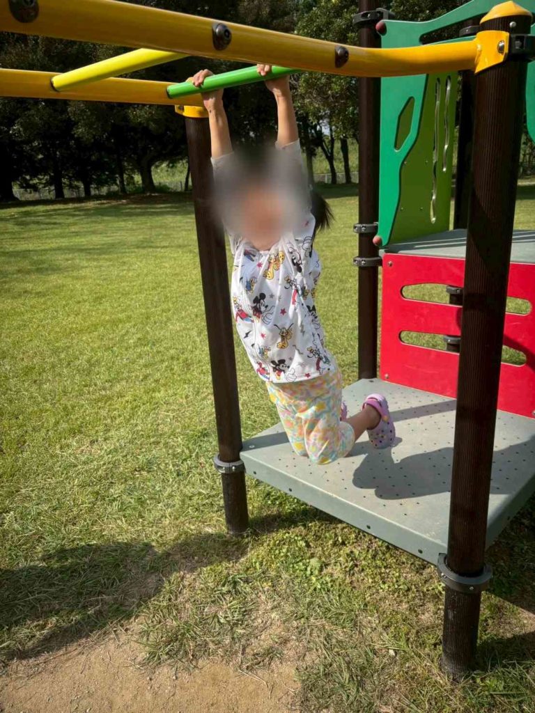 子どもの様子を見守るスタッフ