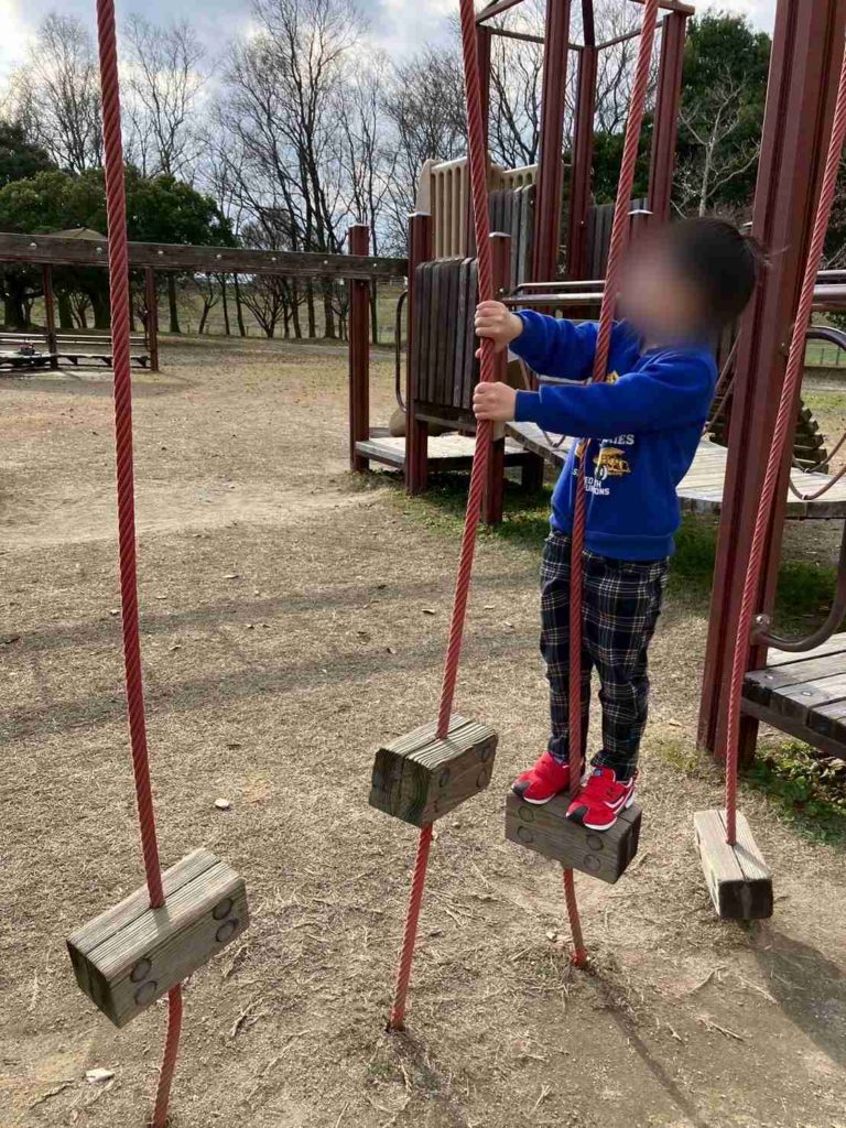 体を動かす子どもたち