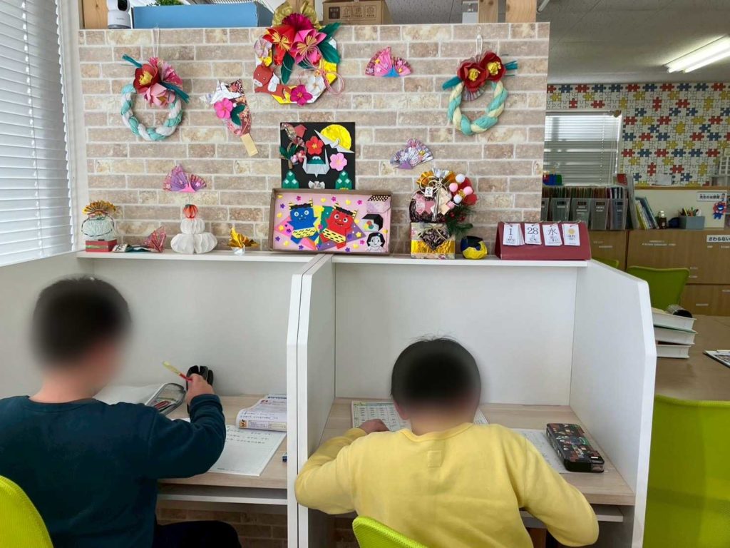 複数の子どもたちが一緒に活動している様子