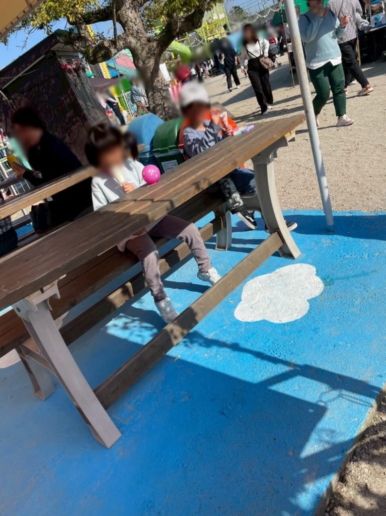 遊具の順番を待つ子どもたち