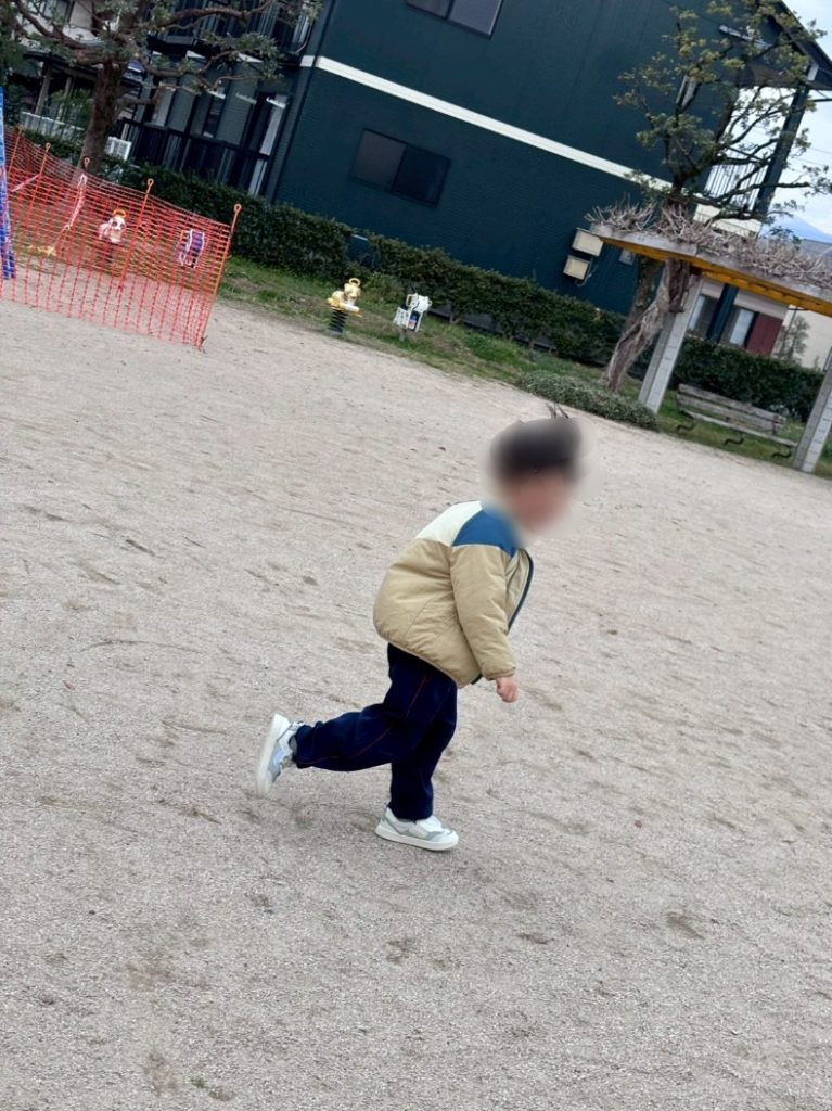 外で走り回る子どもたち