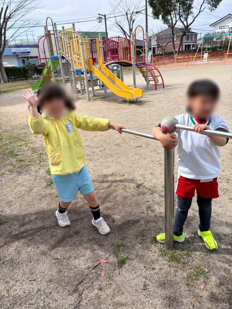 鉄棒で遊ぶ子どもの様子