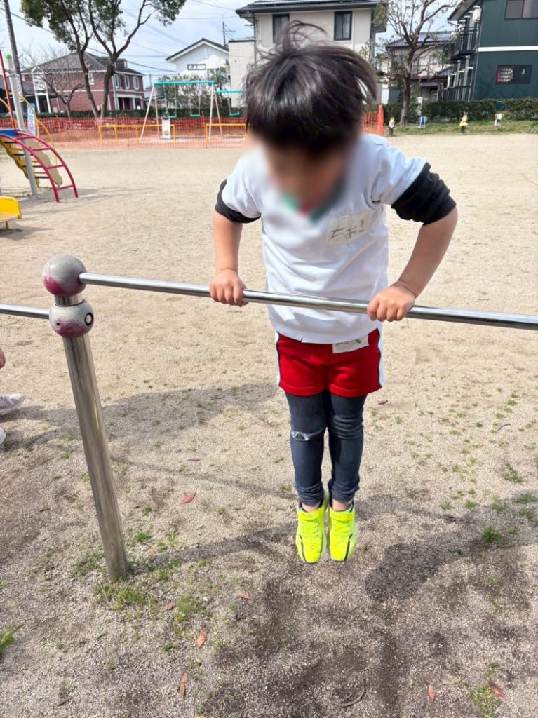 鉄棒にぶら下がる子どもの様子