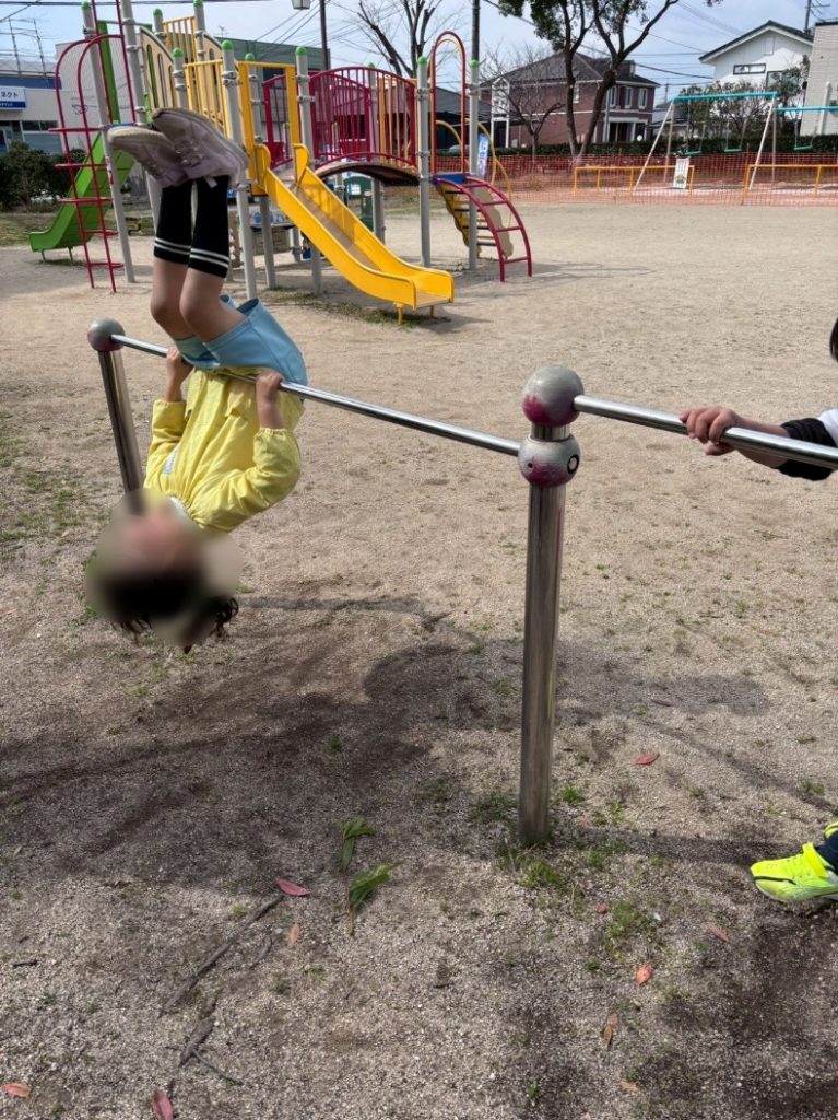 外で笑顔で遊ぶ子どもたちの様子