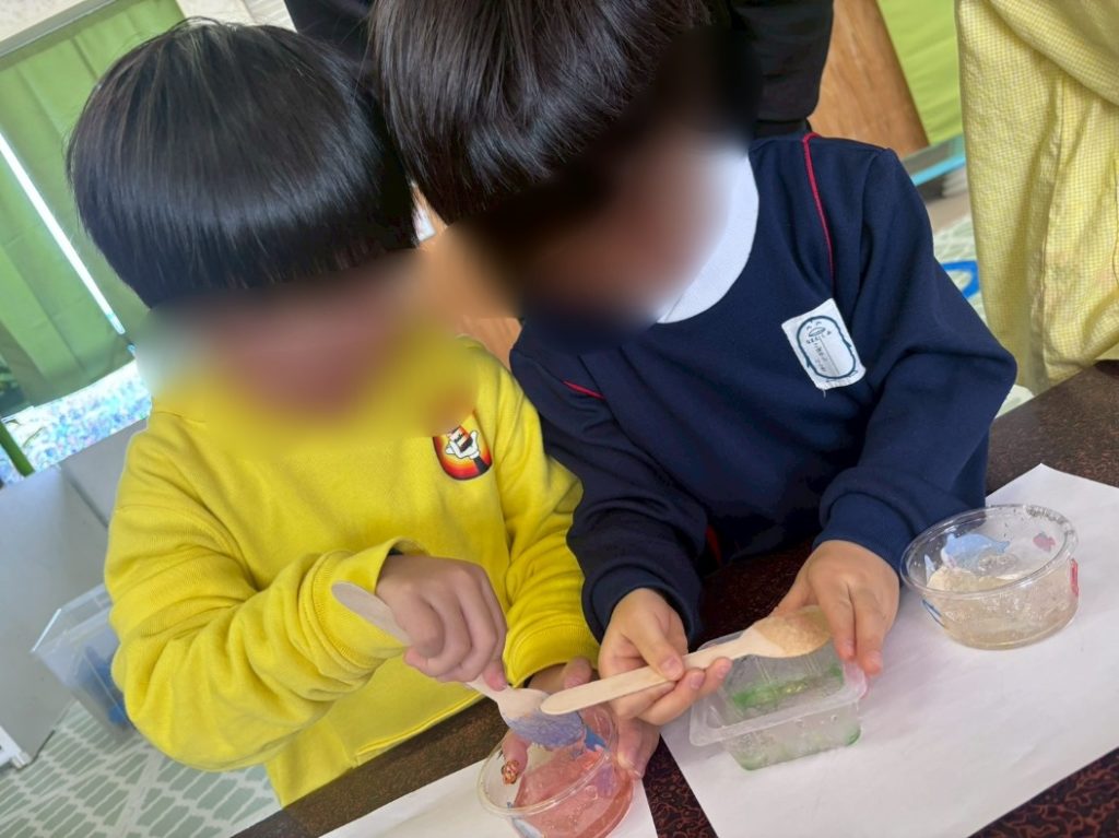 スライムゼリーの感触を楽しむ子どもたち