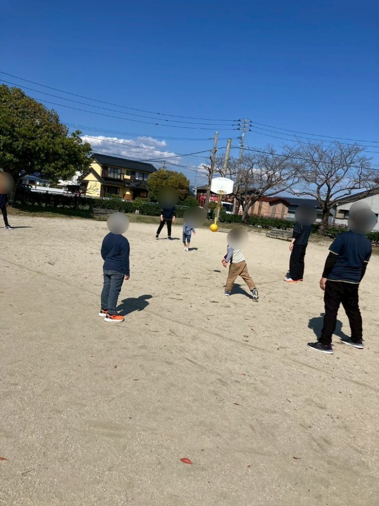 スタッフと一緒に遊ぶ子どもの様子