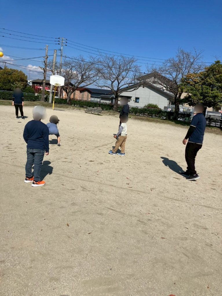 友達と一緒にボール遊びをする子どもたち