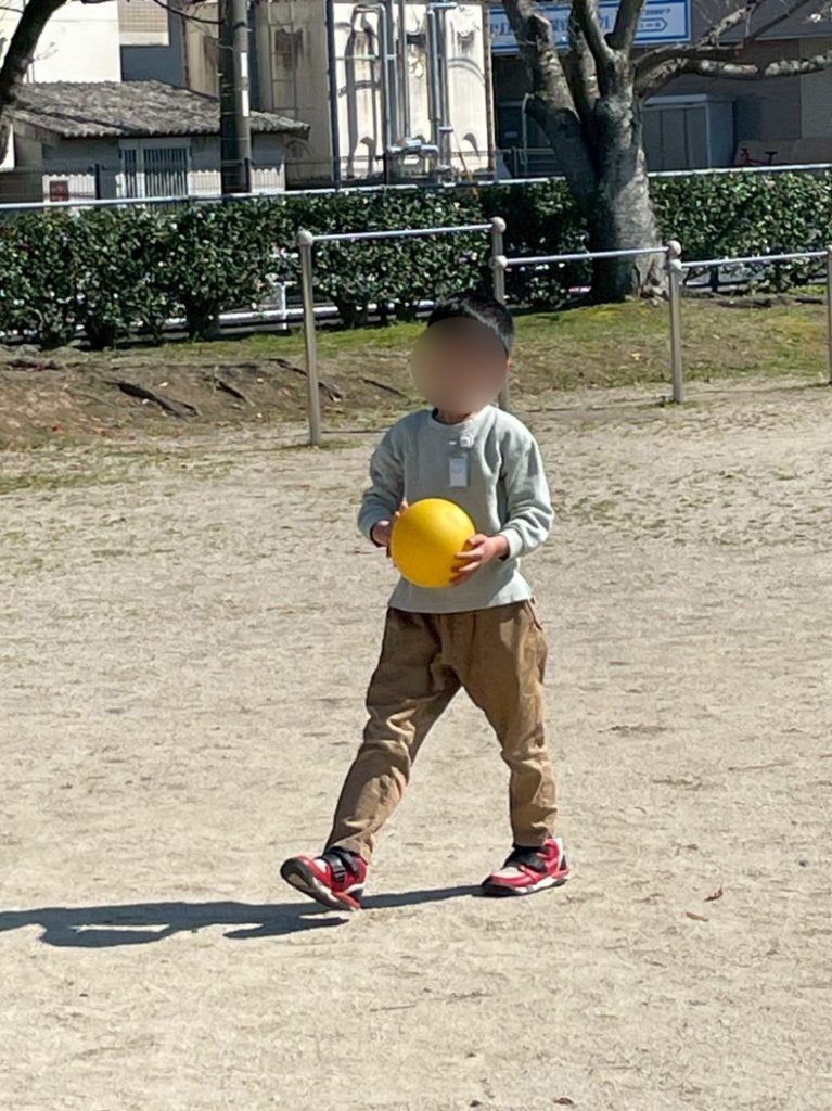 ボールを蹴る子どもの様子