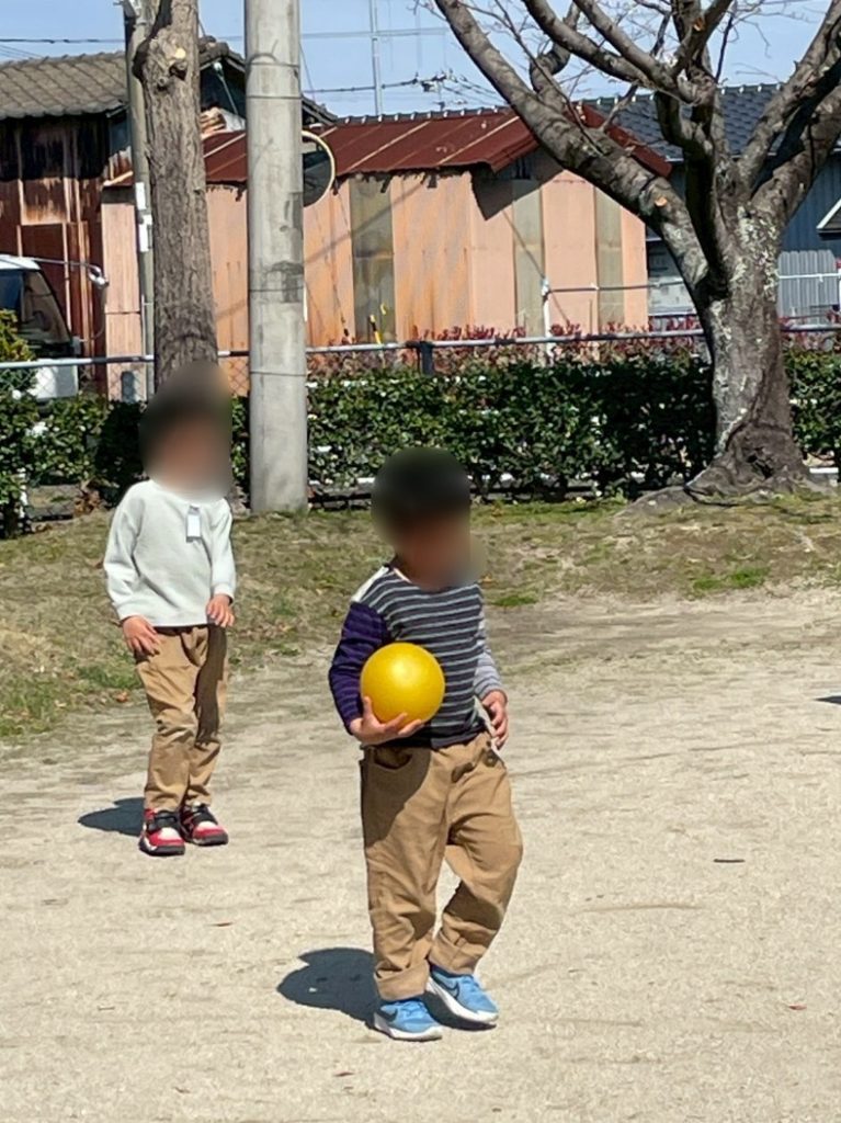 全力で走る子どもの様子