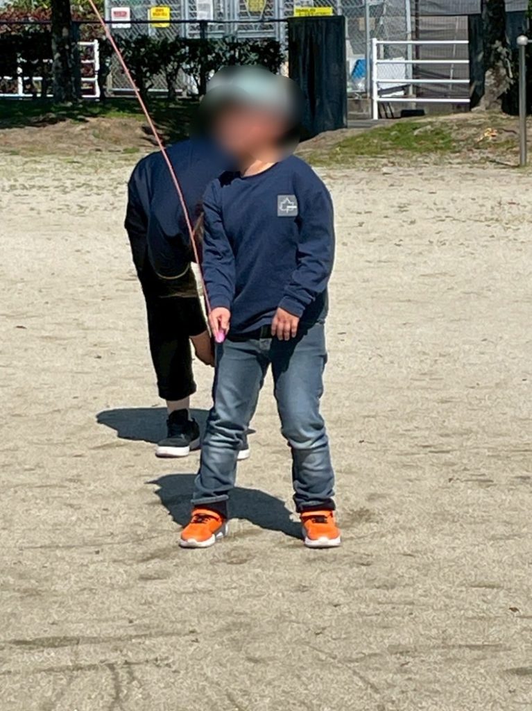 ジャンプして体を動かす子ども